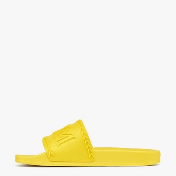 MCM
US 10 EU 40
Model: MES CAMM04 YA038
Size: Womens 10
Condition: New - Picture 3 of 4